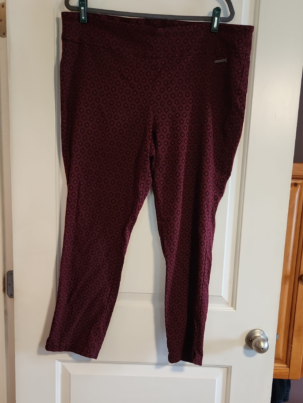 Roz & Ali Burgundy Patterned Cropped Pants